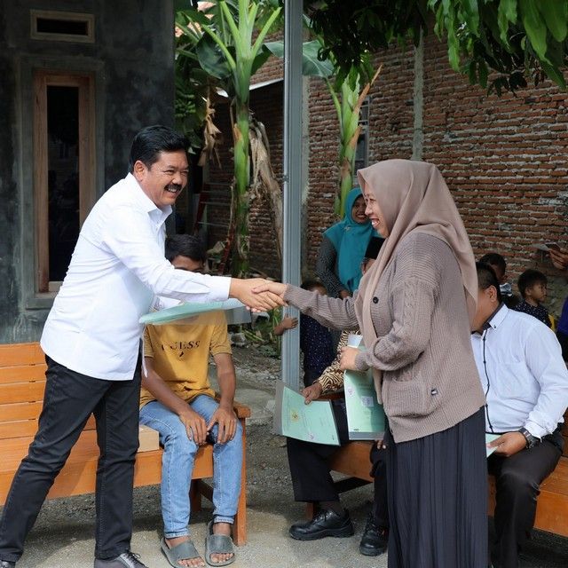 Kunjungi Rumah Warga di Brebes, Menteri ATR/Kepala BPN Serahkan Sertipikat PTSL