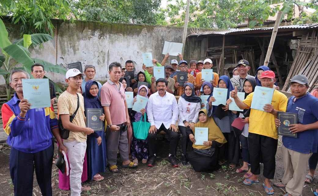 Petani di Kaki Gunung Kelud Terima Sertipikat Redistribusi Tanah dari Menteri ATR/Kepala BPN