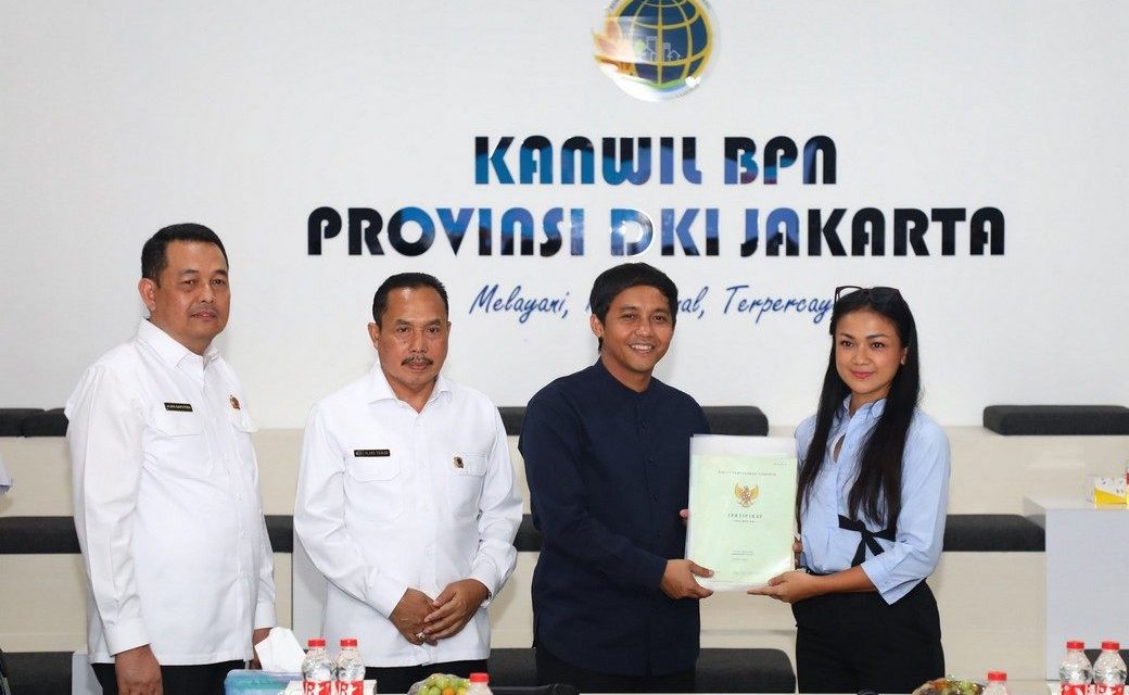 Tegakkan Keadilan di Bidang Pertanahan, Kementerian ATR/BPN Serahkan Kembali Sertipikat Tanah Keluarga Nirina Zubir