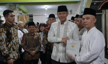 Momen Bulan Suci Ramadan, 10 Nazir di Surabaya Terima Sertipikat Tanah Wakaf dari Menteri AHY