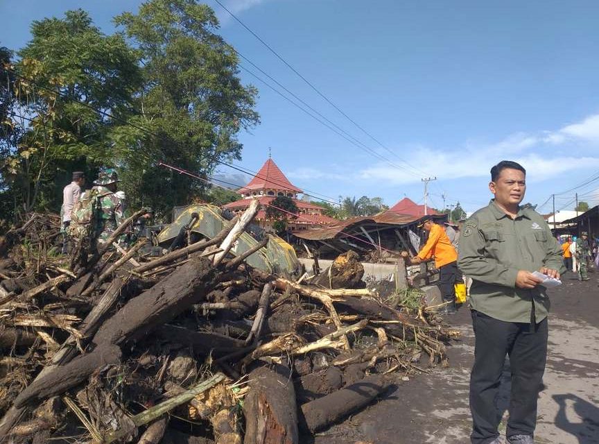 [UPDATE] – Petugas Gabungan Bersihkan Material Pascabanjir Bandang Agam