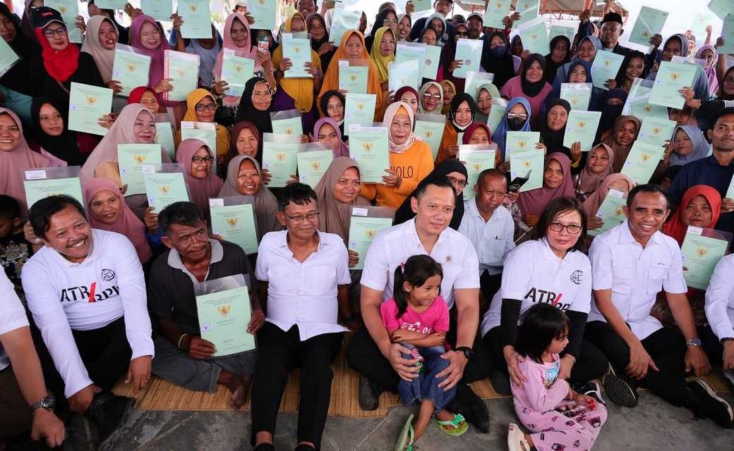 Serahkan Sertipikat Konsolidasi Tanah, Menteri AHY: Pemerintah Hadir bagi Warga Terdampak Bencana Likuefaksi Palu