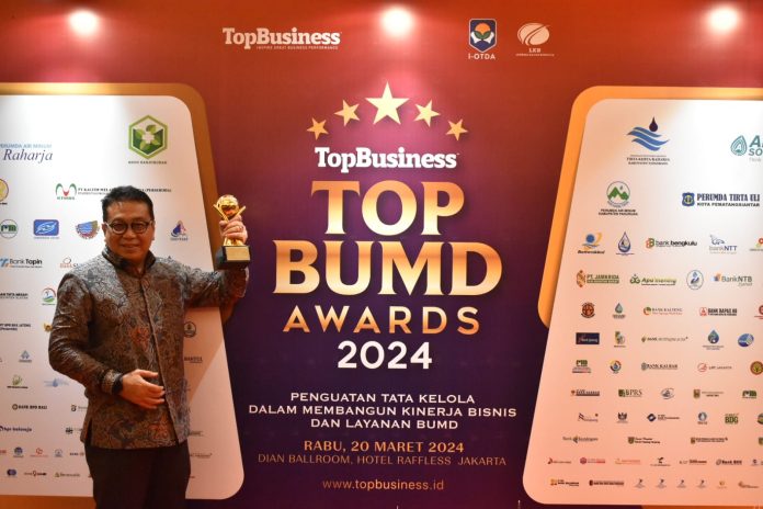 Pj Wali Kota dan Pamtigo Mendapatkan Penghargaan TOP BUMD Awards