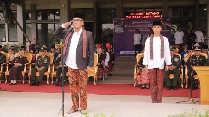 Sekretaris Daerah (Sekda) Kota Payakumbuh Rida Ananda menjadi pembina Upacara Peringatan Hari Pendidikan Nasional (Hardiknas)