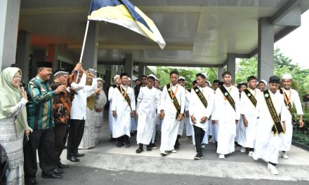 Pj Wali Kota Payakumbuh Jasman Sambut Kedatangan Rombongan 282 Orang Wisudawan/i  Dalam Pawai Ta’aruf Tahfidz Qur’an MTsN 2 Kota Payakumbuh