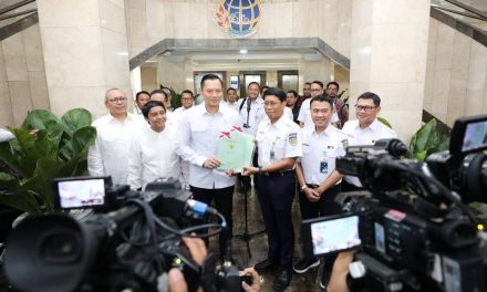 Menteri ATR/ Kepala BPN Serahkan Sertipikat Hak Pengelolaan Pada PT KAI, Selamatkan Aset Negara Senilai Rp480 Miliar