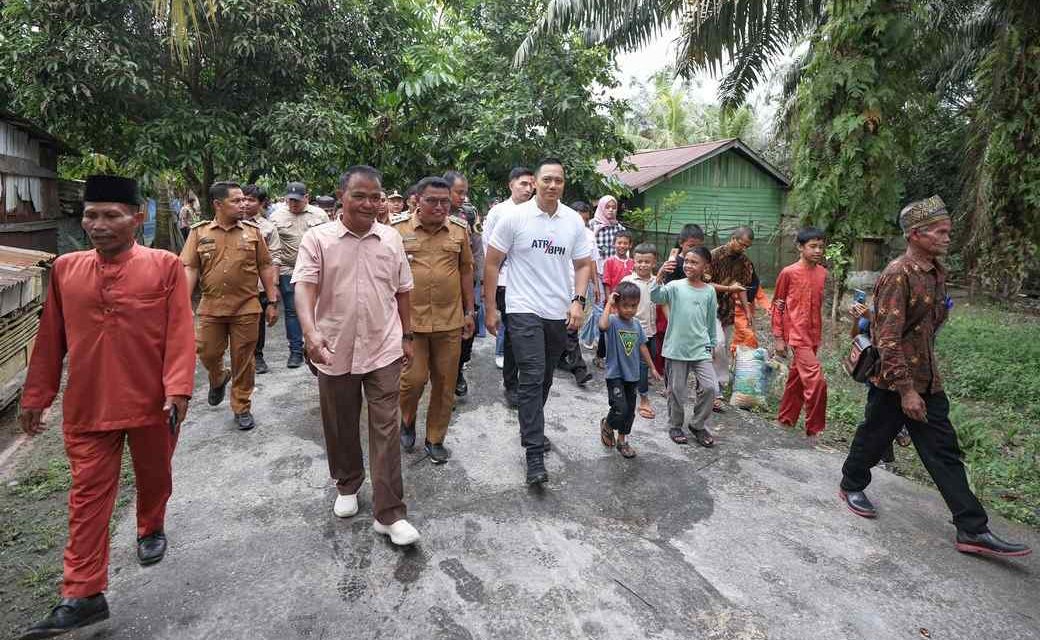 Menteri AHY Blusukan di Riau, Mulai dari Ganti Mobil hingga Layani Warga Foto di Kebun