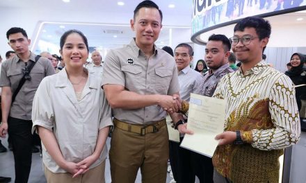 Serahkan Sertipikat Tanah Elektronik di Kantah Kabupaten Bekasi yang Modern, Menteri AHY: Selalu Berinovasi agar Bisa Semakin Melayani Masyarakat dengan Baik