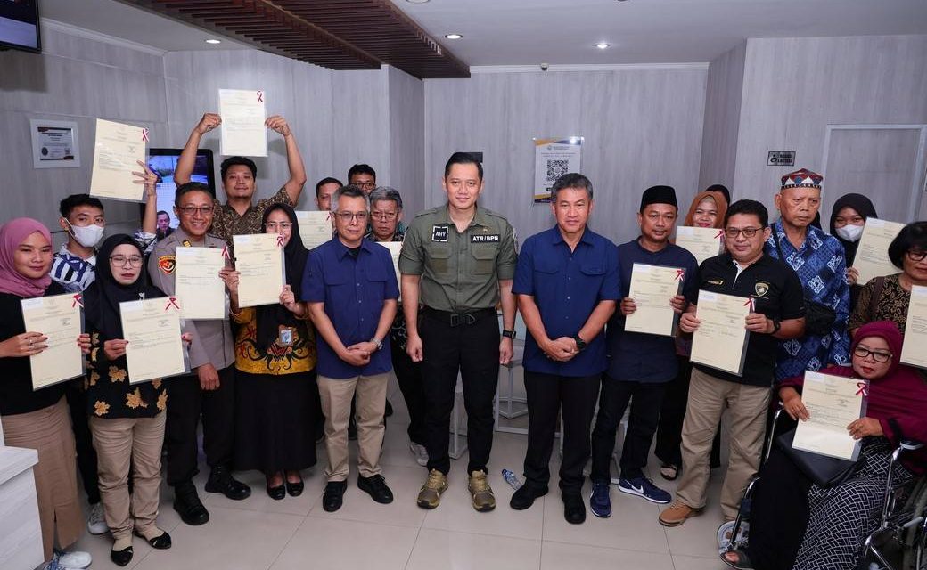 Pastikan Layanan Kementerian ATR/BPN Selalu Hadir, Menteri AHY Tinjau Layanan Tanah Akhir Pekan dan Serahkan Sertipikat Tanah Elektronik