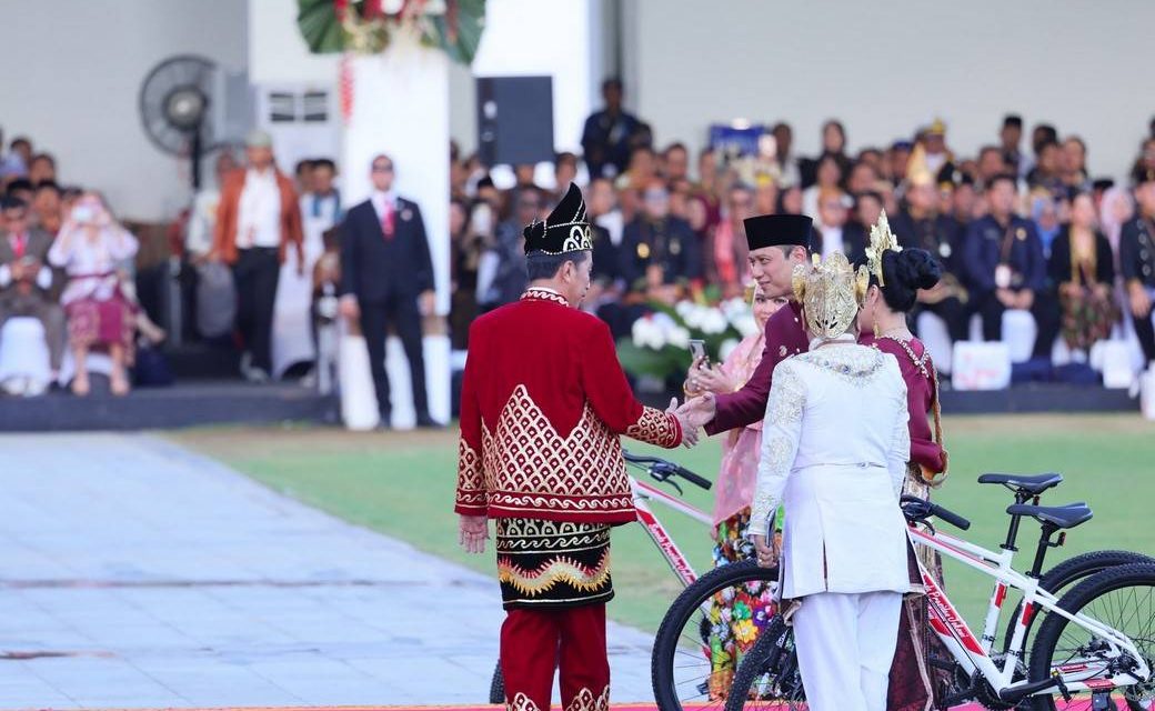 Menangkan Busana Adat Terbaik pada Upacara Penurunan Bendera Sang Merah Putih, Menteri AHY: Tradisi yang Baik untuk Lestarikan Budaya