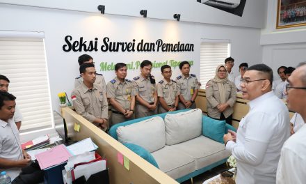 Kunjungi Kantah Kabupaten Kubu Raya, Wamen ATR/Waka BPN Serahkan Tiga Sertipikat Wakaf