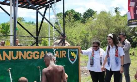 Bersama Wamendukbangga, Wamendagri Ribka Resmikan Fasilitas Air Bersih di Papua