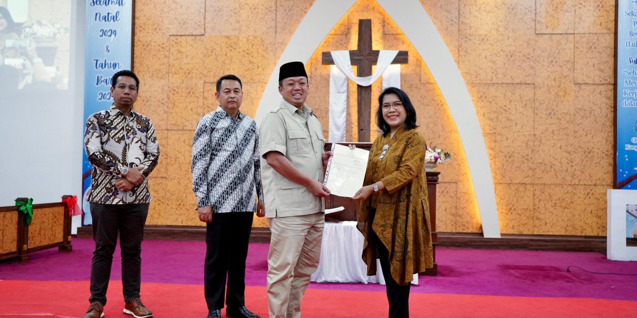 Jelang Perayaan Natal Menteri Nusron Serahkan Sertipikat untuk Gereja yang Berdiri sejak 1968