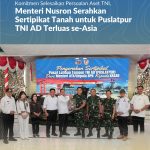 Komitmen Selesaikan Persoalan Aset TNI, Menteri Nusron Serahkan Sertipikat Tanah untuk Puslatpur TNI AD Terluas se-Asia